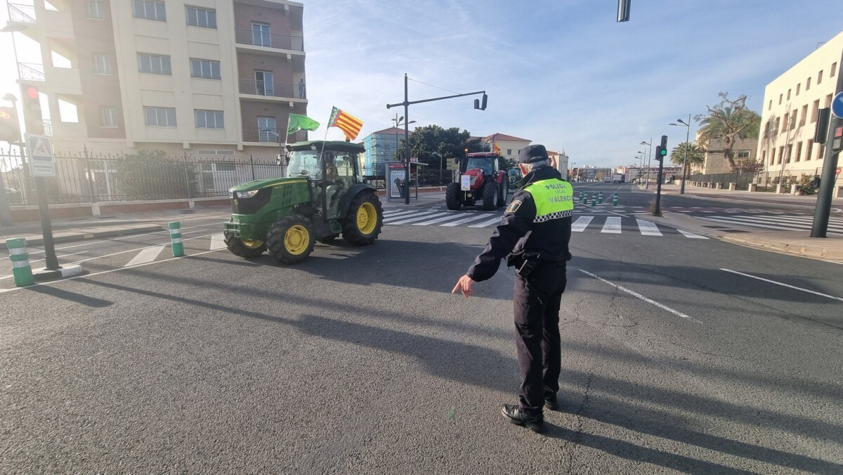 Tractores entran en Valencia en dirección al Puerto